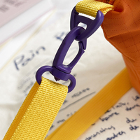 Sac bandoulière décontracté en nylon color block pour femme, grande capacité, avec pendentif et bandoulière large détachable, idéal pour les trajets quotidiens