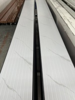 Panneau de plafond en PVC blanc pur brillant moderne pour la décoration intérieure de la salle de bain, imperméable et ignifuge
