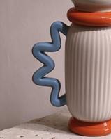 Vases décoratifs modernes à blocs de couleurs audacieux, peints à la main, avec poignée torsadée, en céramique, pour une décoration intérieure maximaliste