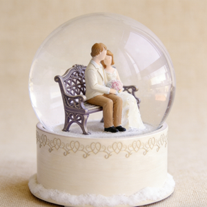 Globe à neige pour couple de mariés avec musique et lumières, figurine romantique sur banc pour cadeaux de mariage et décoration intérieure - Product Image 3