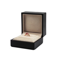 Boîtes d'emballage de bijoux haut de gamme OEM en cuir PU noir et or avec insert en velours