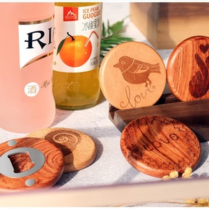 Aimant de réfrigérateur personnalisé Oneway, ouvre-bouteille rond en bois - Product Image 4