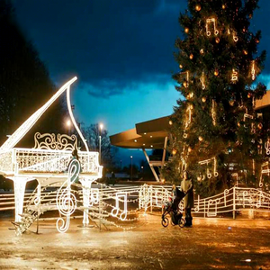 Sculpture lumineuse créative de Noël pour centres commerciaux, lieux d'événements et espaces commerciaux festifs - Product Image 1