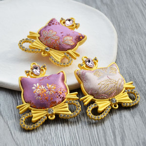 Llavero de aleación con colgante de gato estilo brocado chino, con cristales sintéticos morados y rosas, mosquetón portátil - Product Image 1
