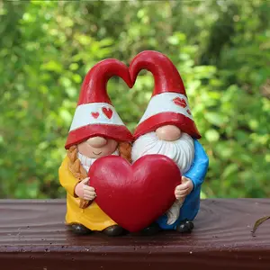 Fabrika toptan el boyalı aşk kalp çift heykel reçine el sanatları açık bahçe Gnome zanaat durumu dekorasyon süsler