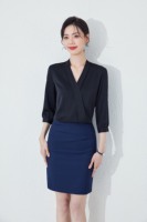 Chemise d'uniforme classique pour femmes, idéale pour les réceptionnistes d'hôtel et le personnel d'accueil en restauration.