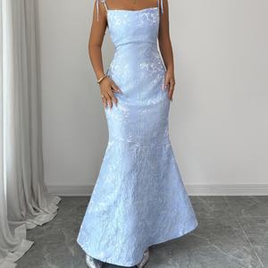 Robe longue élégante et sexy pour femme, en satin, à fines bretelles, sans manches, idéale pour l'été et les soirées. - Product Image 3