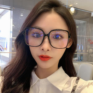 แว่นกันแดดทรงสี่เหลี่ยมขนาดใหญ่สำหรับผู้หญิง แฟชั่น ทันสมัย เลนส์ PC ป้องกันรังสียูวี 400 กรอบสีดำ ป้องกันแสงแดด เหมาะสำหรับการเดินทาง - Product Image 1