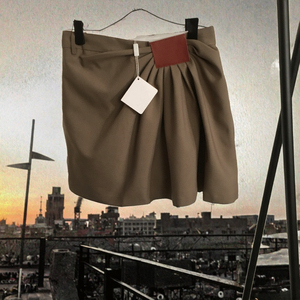 Jupe courte plissée décontractée d'été pour femme, respirante et à séchage rapide, avec logo en cuir et doublure de sécurité intégrée MANAN FIT CO - Product Image 3