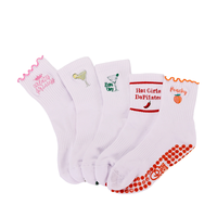 Conception personnalisée Chaussettes de yoga en coton pour femmes Chaussettes Pilates à volants antidérapantes Couronne brodée Couleur blanche Longueur d'équipage Quotidien