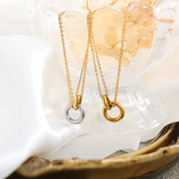 Collier pendentif double anneau entrelacé pour femme, chaîne fine en acier titane plaqué or 18 carats, or et deux tons