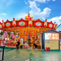 Manège coloré rouge avec boîte à musique, attraction de fête foraine