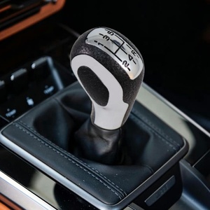 Pommeau de levier de vitesse en cuir suédé noir avec logo personnalisable pour <span class=keywords><strong>Peugeot</strong></span> – Amélioration premium de l'intérieur - Product Image 1