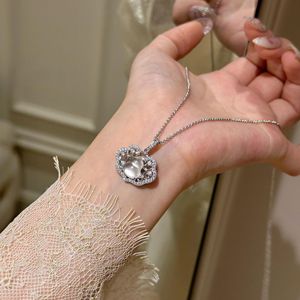 Collar con Colgante de Plata Pura S925, Estilo Palacio Retro, Trébol de Cuatro Hojas Blanco de Alta Gama, Relieve Geométrico de Lujo Ligero - Product Image 2