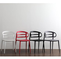 Chaise de salle à manger italienne moderne bon marché en polypropylène pour cafétéria empilable en plastique PP pour restaurant