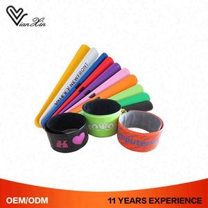 สายรัดข้อมือซิลิโคนยางราคาถูก  แบบสะท้อนแสง  PVC  แบบสั่งทำได้  ประดับลูกปัด  ของชำร่วยงานปาร์ตี้สำหรับเด็ก  รุ่น Lx-Slw2 - Product Image 5