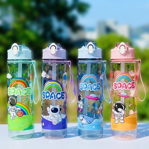 Tasse à eau d'été givrée pour astronaute dessin animé Portable 800ml PC plastique Fitness Gym bouteille corde de transport couvercle rebondissant boisson directe - Product Image 1
