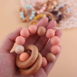 Vente en gros <span class=keywords><strong>Anneau</strong></span> <span class=keywords><strong>de</strong></span> <span class=keywords><strong>dentition</strong></span> pour bébé en silicone <span class=keywords><strong>de</strong></span> qualité alimentaire sans BPA Jouets sensoriels <span class=keywords><strong>Anneau</strong></span> en bois Perles <span class=keywords><strong>de</strong></span> silicone Jouet <span class=keywords><strong>de</strong></span> <span class=keywords><strong>dentition</strong></span> rond pour bébé - Product Image 3