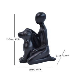 Sculpture personnalisée en résine dorée pour animaux de compagnie, figurine émotionnelle d'amour, chien et humain enlacés, vente en gros - Product Image 3