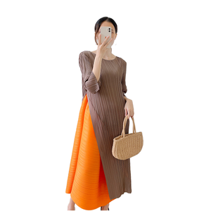 Robes plissées métalliques Miyake 2026 en gros pour femmes, style décontracté avec pompons, idéales pour le bureau - Product Image 1