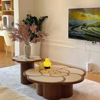 Ensemble de tables basses en forme de fleur, placage noyer, base cannelée ronde, table d'appoint rétro style mid-century pour la maison
