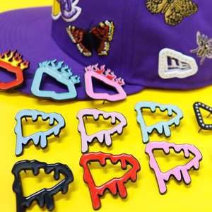 Pin de esmalte personalizado al por mayor con diseño de elfo, amuleto, bandera, <span class=keywords><strong>Crocs</strong></span>, etiqueta de terror, Ghostbuster, insignia personalizada y sombrero - Product Image 1