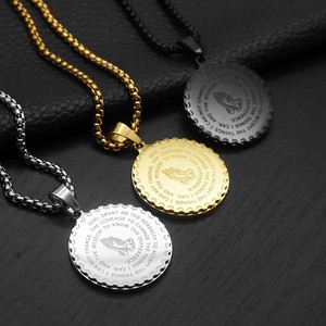 Collar con colgante de cruz de acero inoxidable con medalla de la Oración del <span class=keywords><strong>Padre</strong></span> <span class=keywords><strong>Nuestro</strong></span> y la Oración de la Serenidad, con diseño de manos en oración y moneda - Product Image 1