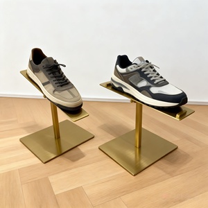 Exhibidores de Zapatos de Acero Inoxidable con Recubrimiento Dorado de Alta Calidad para Publicidad en Escaparates de Centros Comerciales y Tiendas - Product Image 1