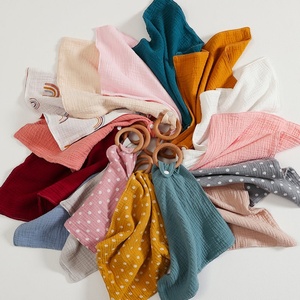 Muselina-babero <span class=keywords><strong>de</strong></span> algodón 100% orgánico <span class=keywords><strong>para</strong></span> bebé, manta <span class=keywords><strong>de</strong></span> seguridad <span class=keywords><strong>para</strong></span> bebé, toalla sólida, paño <span class=keywords><strong>de</strong></span> lavado <span class=keywords><strong>de</strong></span> cara con anillo <span class=keywords><strong>de</strong></span> madera, <span class=keywords><strong>mordedores</strong></span> <span class=keywords><strong>para</strong></span> bebé - Product Image 3