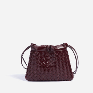 Borsa a tracolla di lusso in pelle intrecciata con logo personalizzato, pochette a forma di dumpling alla moda per donna, stile quotidiano, MOQ basso - Product Image 6