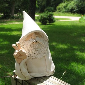 Nuove Statuette di Gnomi con Mantello Bianco in Resina, Statue da Giardino, Ornamenti Decorativi da Esterno - Product Image 4