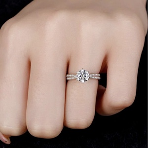 Bague de fiançailles classique en or blanc 18 carats plaqué rhodium avec diamant solitaire de 1 carat certifié IGI - Product Image 4
