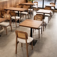 Table de restaurant, surface en bois massif, base en colonne noire avec plaque de base plate pour café, hôtel, hall et réfectoire