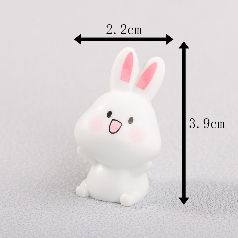 Assis avec les mains jointes derrière le visage