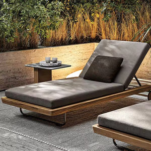 Chaise longue de luxe moderne en bois de teck Chaise longue d'extérieur pour hôtels Beach Clubs Resorts Real Estate Courtyards-Style français - Product Image 1