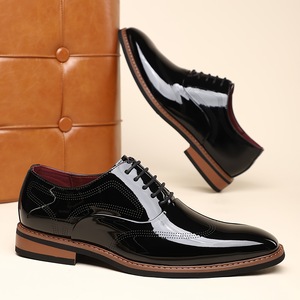 รองเท้าหนังทรงบรอกสไตล์อังกฤษแบบมันเงา ไซส์พลัส ปี 2026 สำหรับผู้ชาย รองเท้าทางการ - Product Image 2
