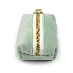 Productos Únicos 2025 para Mascotas Collar de Terciopelo Suave para Perro Color Verde Salvia Correas de Poliéster Cuerda y Dispensador de Bolsas para Excrementos de Perro Dorado a la Moda - Product Image 4