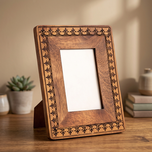 Cadre photo en bois fait main, rectangulaire, orné, à poser sur table, finition naturelle, décoration intérieure, cadre photo personnalisé, décoration murale - Product Image 1