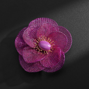 Broche de Camelia de Malla Brillante Hecho a Mano de Primera Calidad, Chapado en Cobre, con Sugilita Natural y Calcedonia Verde, Joyería Fina para Bodas - Product Image 2