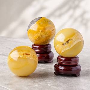 Sphère de cristal naturelle en forme d'abeille, polie à la main, pour la guérison énergétique, la décoration de la maison et du bureau, ou comme cadeau. - Product Image 1