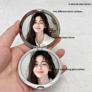 Nhà Máy Tùy Chỉnh Hiện Đại Sáng Bóng Nhỏ Hai Mặt Kẽm Hợp Kim Trang Điểm Gương Xách Tay Có Thể Gập Lại Mỹ Phẩm Kim Loại Khuyến Mại Gương - Product Image 6