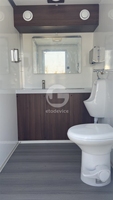 Remorque de toilettes portable de luxe avec deux pièces, construction en acier, design moderne, taille personnalisable