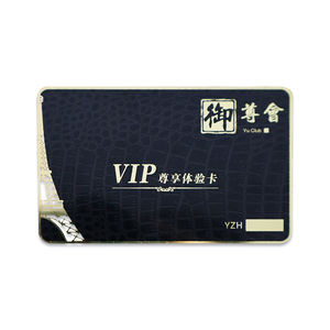 Tarjeta metálica NFC negra con chip RFID personalizado y diseño en relieve dorado para tarjetas de presentación y tarjetas de invitación de lujo. - Product Image 2