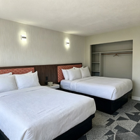 Ensemble de meubles sur mesure pour chambre d'hôtel moderne : lit, tête de lit, meuble-lavabo de salle de bain, bureau, armoire – Construction en contreplaqué ODM
