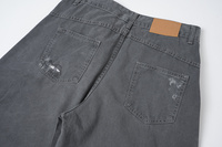 Jean baggy unisexe beige gris délavé avec imprimé graffiti intégral, coupe large, avec breloques en peluche et détails de chaînes colorées