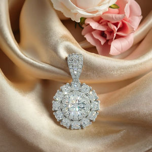 Montura colgante de centro vacío de diamantes cultivados en laboratorio con ajuste de Halo redondo clásico de oro de 18 quilates para ocasiones de regalo - Product Image 1