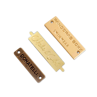 Plaques métalliques personnalisées en relief - Étiquettes or et bronze avec trous pour l'image de marque de maillots de bain et de vêtements