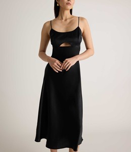 Elegante Vestido Midi Negro de Seda con Detalle Recortado, Tirantes Finos, Corte Ajustado y Dobladillo Evase, Ideal para Fiestas - Product Image 2