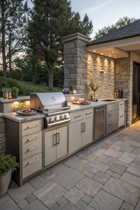 Cucina Esterna Modulare di Lusso Personalizzata con Illuminazione LED Integrata, Ante in Vetro, Armadietti e Piano di Lavoro in Quarzo Moderno - Product Image 2