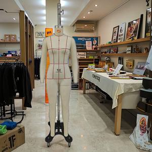 <span class=keywords><strong>Mannequin</strong></span> de <span class=keywords><strong>couture</strong></span> femme en fibre de verre, taille 4, pour présentation de vêtements e-commerce transfrontalier, avec jambe pour drapage et modélisation - Product Image 2